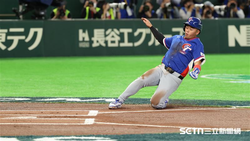 WBC台捷戰，台灣隊二壘手鄭宗哲盜上三壘，靠著捷克暴傳跑回第1分。（圖／特派記者劉彥池攝影）