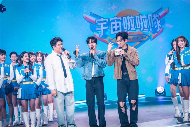 神童（左起）、利特、銀赫台上合體。（圖／緯來電視網提供）