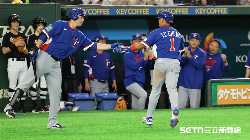 WBC台捷戰，台灣隊二壘手鄭宗哲盜上三壘，靠著捷克暴傳跑回第1分。（圖／特派記者劉彥池攝影）