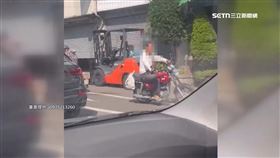 愛的魔力轉圈圈　騎士等紅燈狂繞圈　民眾看傻