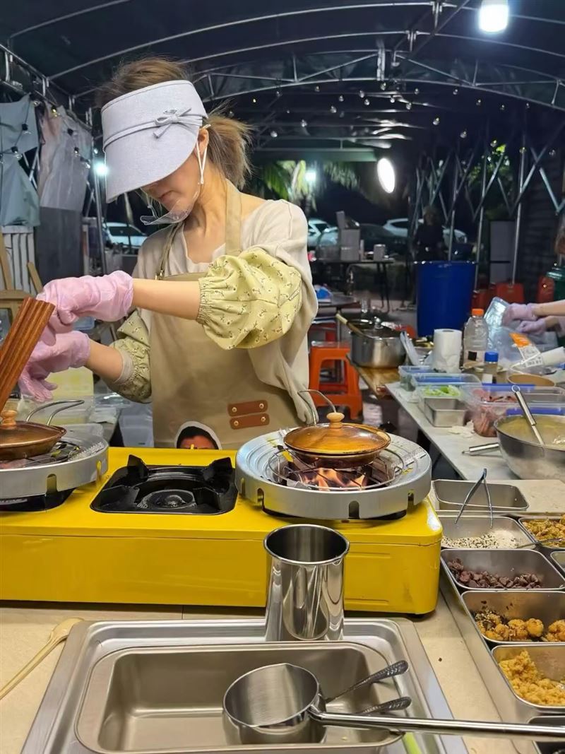 趙露思被民眾目擊，日前在海南夜市偶遇她擺攤賣小吃。（圖／翻攝自微博）