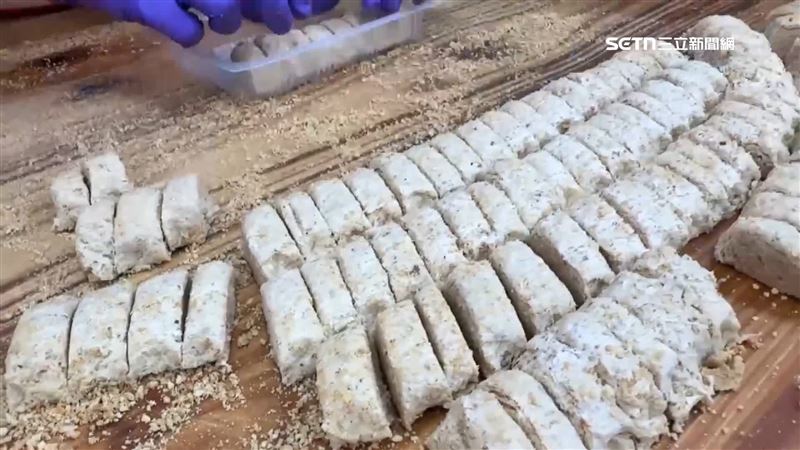 北港花生酥相當有名，許多民眾會購買前去朝天宮拜拜