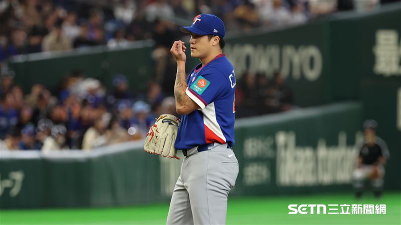 WBC台捷戰，台灣隊先發投手莊陳仲敖面對首位打者被擊出二壘安打。（圖／特派記者劉彥池攝影）