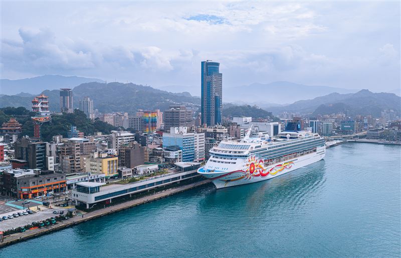 挪威太陽號靠泊基隆港東岸旅客中心。（圖／港務公司提供）