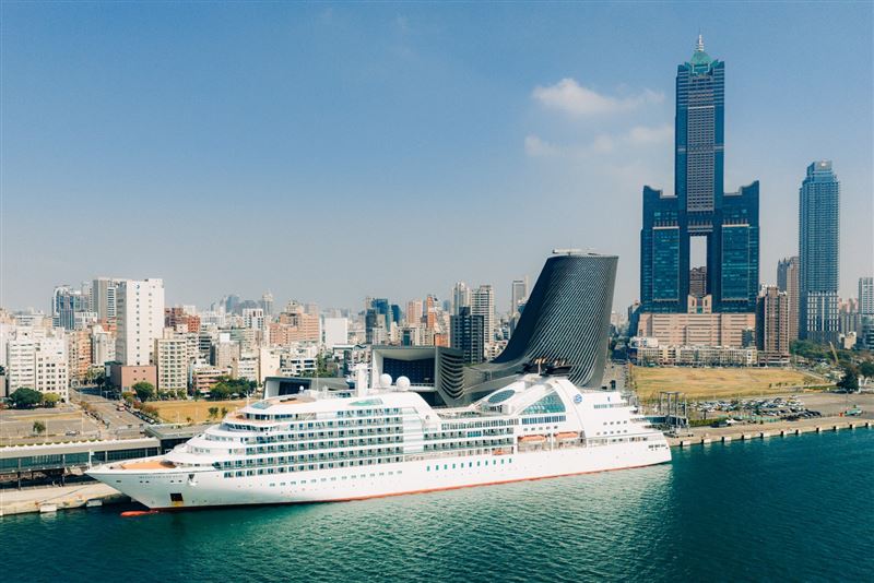 海洋富士號靠泊高雄港旅運中心。（圖／港務公司提供）