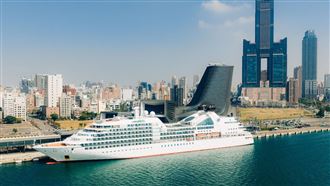 海洋富士號靠泊高雄港旅運中心。（圖／港務公司提供） 