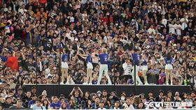 WBC台捷戰，台灣隊應援團CT AMAZE帶領球迷應援。（圖／特派記者劉彥池攝影）