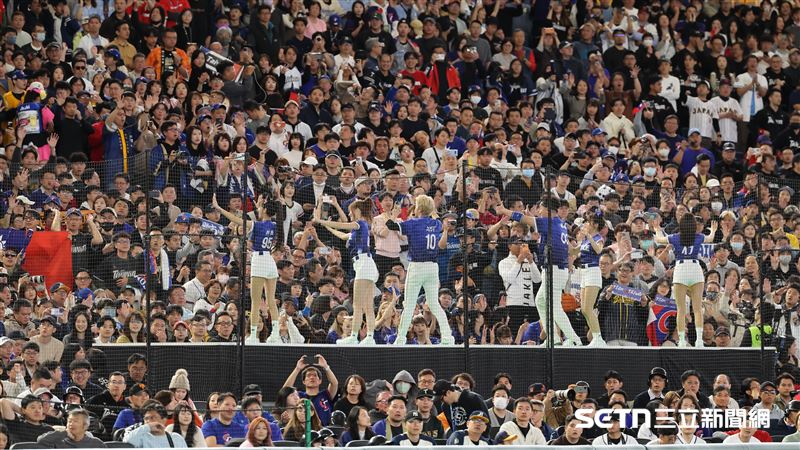 台灣棒球球迷近期於賽後自發清理觀眾席垃圾的善舉，在日本社群平台引發熱烈迴響。（圖／特派記者劉彥池攝影）