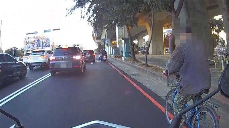 林姓阿北腳踏車時搖搖晃晃，員警一靠近就聞到濃濃酒味。（圖／翻攝畫面）