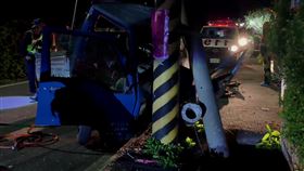 雲林縣林內鄉昨天（6日）晚間11時許發生死亡車禍，吳姓男子（29歲）駕駛小客車行經三權路時，不明原因自撞路旁電線桿，警消人員獲報到場搶救，吳男送醫時已無呼吸心跳，經急救仍傷重不治。（圖／翻攝畫面）