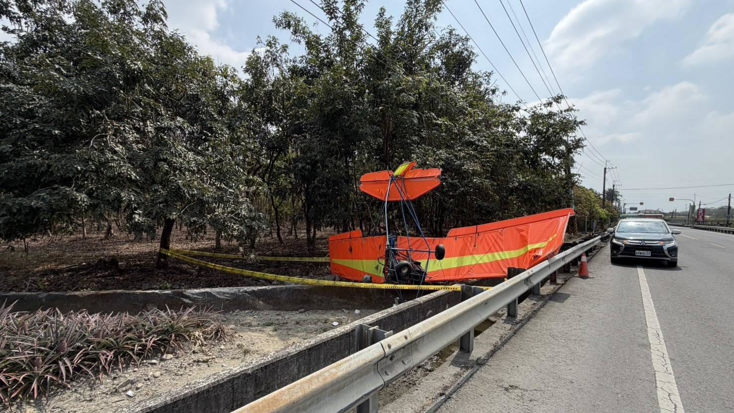屏東高樹鄉7日早上發生滑翔機墜落，所幸駕駛意識清楚，送往旗山醫院救治。（圖／翻攝畫面）