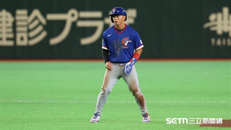 WBC台捷戰，台灣隊二壘手鄭宗哲選到保送後盜上二壘。（圖／特派記者劉彥池攝影）