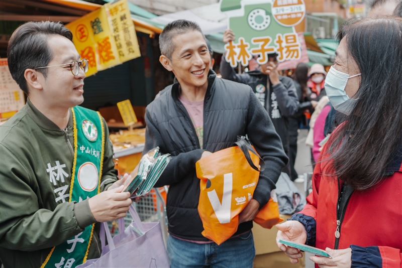 台北市議員參選人林子揚邀請吳怡農陪同掃街，為黨內初選作最後衝刺（圖／林子揚辦公室提供）