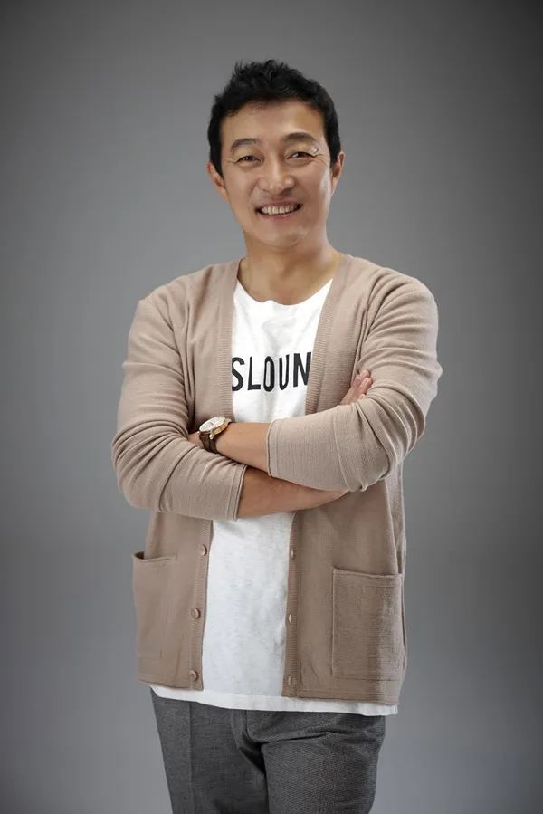 韓國62歲資深男演員李在龍（이재룡）酒駕肇事後逃逸，被警方帶回調查。（圖／翻攝自X平台）