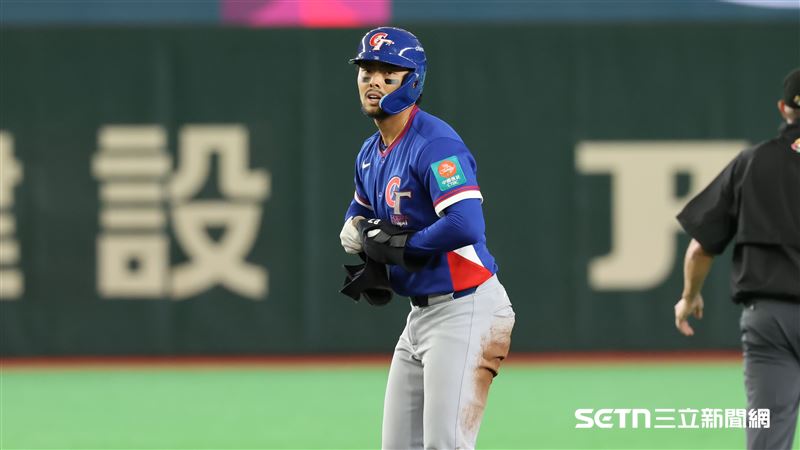 WBC台捷戰,台灣隊捕手林家正敲出二壘安打。(圖/特派記者劉彥池攝影)