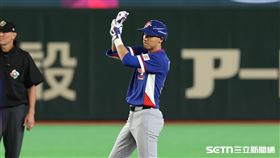WBC台捷戰，台灣隊左外野手陳晨威敲出二壘安打，送回林家正、張政禹。（圖／特派記者劉彥池攝影）