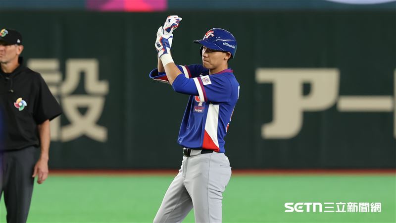 WBC台捷戰，台灣隊左外野手陳晨威敲出二壘安打，送回林家正、張政禹。（圖／特派記者劉彥池攝影）