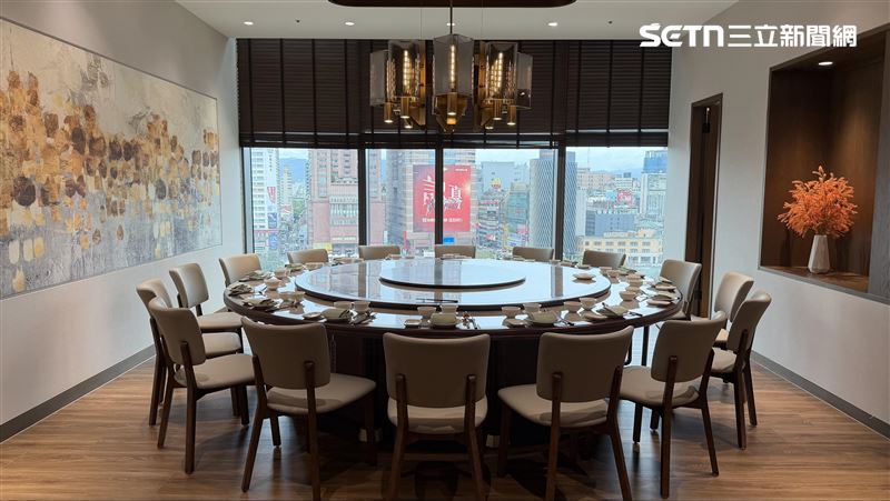 上海鄉村承德本家可遠眺城市景，並設有20人、10人包廂。(圖／記者賴俊佑攝影）