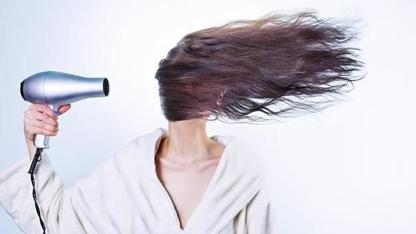 沒染髮「頭髮卻變色」？醫揭4習慣害慘髮