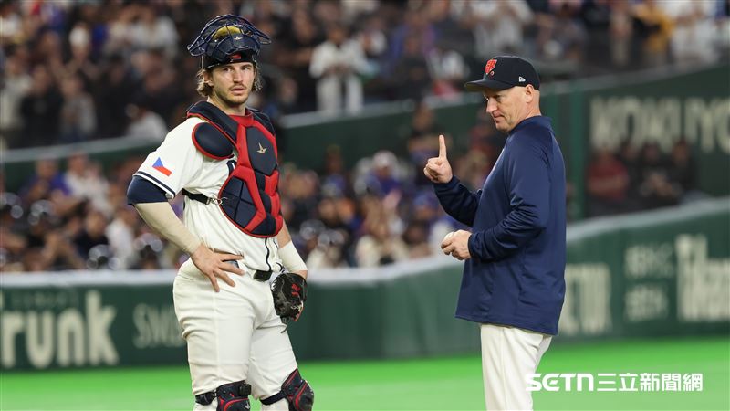 WBC台捷戰，捷克隊總教練上場更換投手。（圖／特派記者劉彥池攝影）