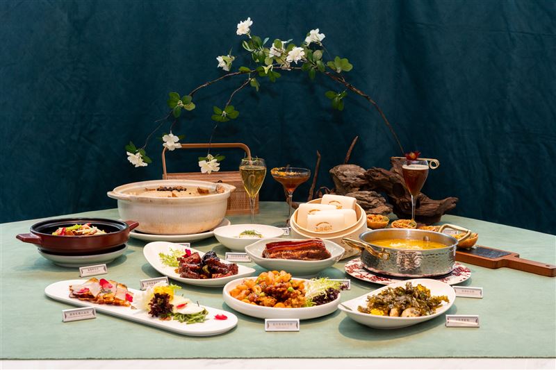 上海鄉村承德本家限定菜色，首推「海風杜松燉老鴨」、「 果韻蜜棗燉排骨」。(圖／業者提供）