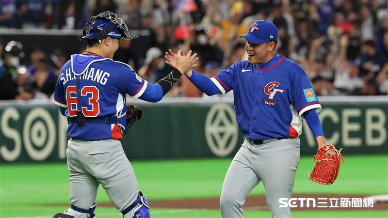 WBC台捷戰，台灣隊第4任投手曾峻岳關門成功和捕手蔣少宏擊掌。（圖／特派記者劉彥池攝影）