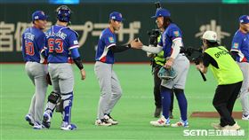 WBC台捷戰，台灣隊14：0提前「扣倒」捷克隊，球員賽後擊掌慶祝勝利。（圖／特派記者劉彥池攝影）