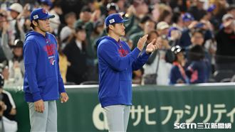 WBC台捷戰，台灣隊14：0提前「扣倒」捷克隊，先發投手莊陳仲敖和隊友擊掌慶祝勝利。（圖／特派記者劉彥池攝影）