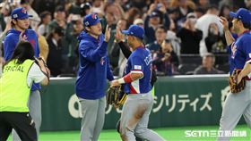 WBC台捷戰，台灣隊14：0提前「扣倒」捷克隊，先發投手莊陳仲敖和隊友擊掌慶祝勝利。（圖／特派記者劉彥池攝影）