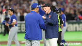 WBC台捷戰，捷克隊0：14遭台灣隊「扣倒」，總教練賽後和曾豪駒致意。（圖／特派記者劉彥池攝影）