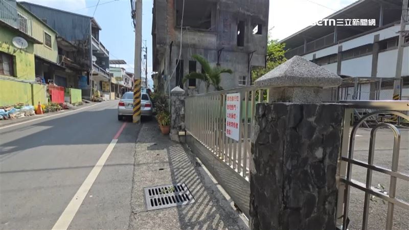 暖心地點在屏東來義高中要駕車離開，遇見一群放學回家的國小孩童