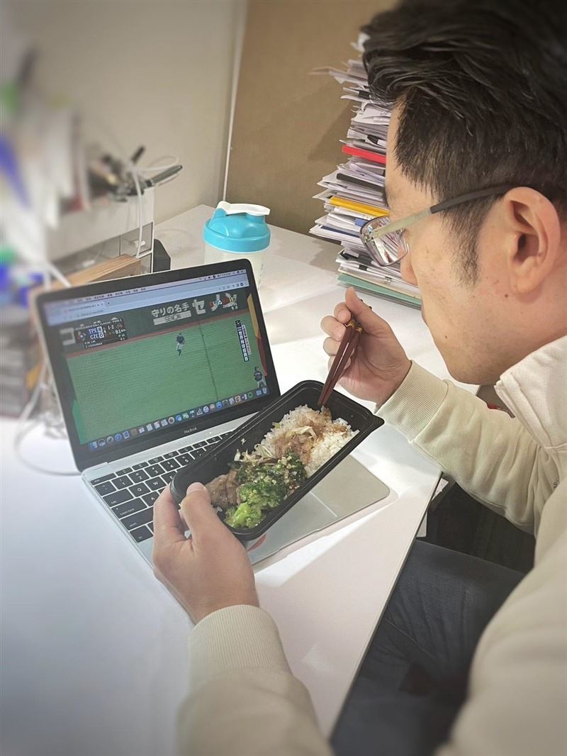 蔣萬安一邊吃便當一邊觀看WBC台捷大戰。附上的照片中蔣萬安手上拿的迷你便當引起網友好奇及關注討論。（圖／翻攝自蔣萬安臉書）