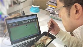 蔣萬安一邊吃便當一邊觀看WBC台捷大戰。（圖／翻攝自蔣萬安臉書）