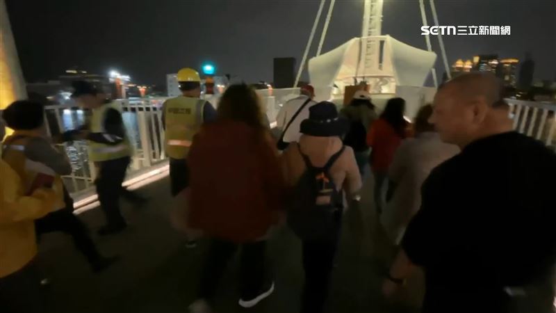 駁二大港橋二度故障，遊客無法通行紛紛苦笑等待