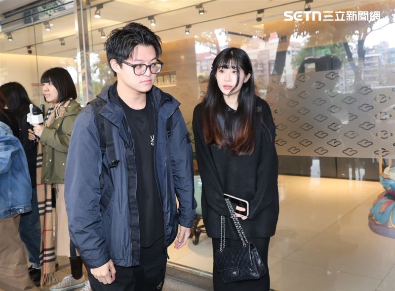 袁義、袁融一同現身袁惟仁靈堂協助爸爸後事。（圖／記者鄭孟晃攝影）