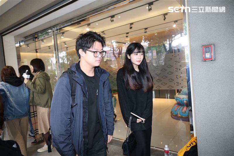 袁義、袁融7日現身袁惟仁靈堂。（圖／記者鄭孟晃攝影）