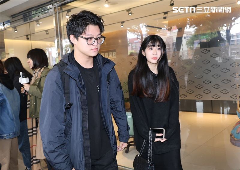 袁義、袁融也一同現身袁惟仁靈堂。（圖／記者鄭孟晃攝影）