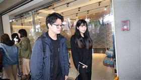 袁義、袁融也一同現身袁惟仁靈堂。（圖／記者鄭孟晃攝影）