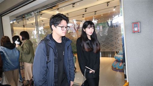 袁惟仁兒女靈堂守5小時!爸最後已不會認人