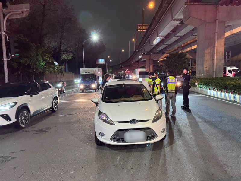 陳男駕駛自小客車，疑毒駕追撞2車遭送辦。（圖／翻攝畫面）