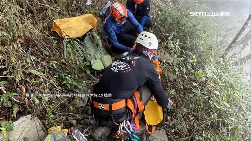 搜救人員輪流把他揹下山送醫，仍傷重不治。（圖／翻攝自屏東縣政府消防局義勇特種搜救大隊2.0臉書）