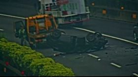 國道1號北向2.3公里八堵路段，今天（7日）上午11時許發生一起事故，蔡姓男子（42歲）開車經過該路段時，疑因恍神自撞出口匝道導頭，車輛失控後翻覆，這起車禍一度造成車流回堵，目前事故已排除。（圖／翻攝畫面）