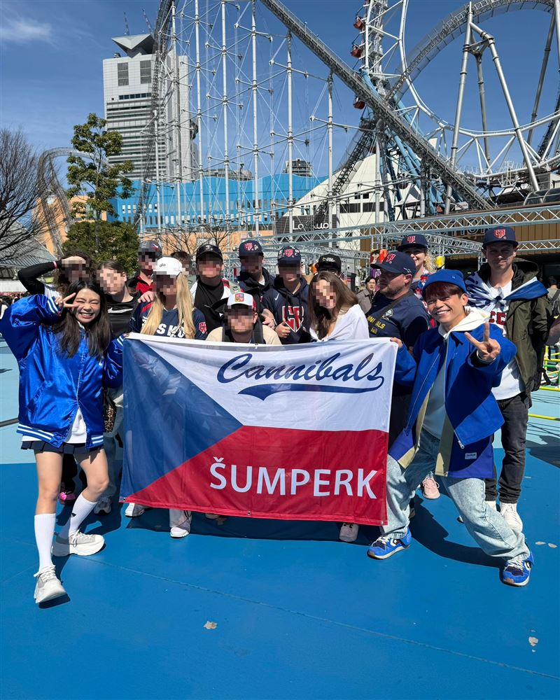 蔡阿嘎與二伯賽前和捷克球迷合照，最終奪下勝利，被視為「反指標」能力發威。（圖／翻攝自蔡阿嘎IG）