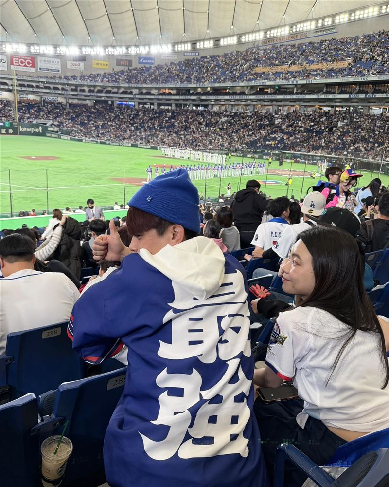 蔡阿嘎與二伯現身東京巨蛋觀賞賽事。（圖／翻攝自蔡阿嘎IG）