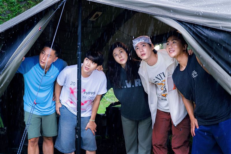 彭小刀（左起）、南優鉉、金荷娜、李濬榮、肌肉山山面對突然其來暴雨傻眼。（圖／客台提供）