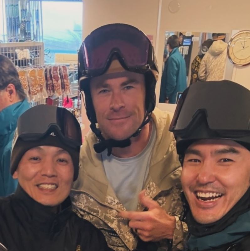 春風遇到「雷神索爾」克里斯漢斯沃，馬上開心發文。（圖／翻攝自IG @911_eo）