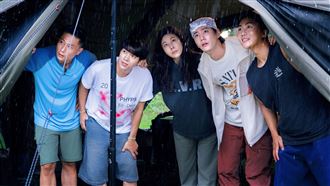 暴雨重創錄影喊卡　主持人急逃狼狽模樣曝