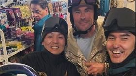 春風、阮經天一起到日本滑雪度假，沒想到遇到好萊塢巨星「雷神索爾」克里斯漢斯沃。（圖／翻攝自IG @911_eo）