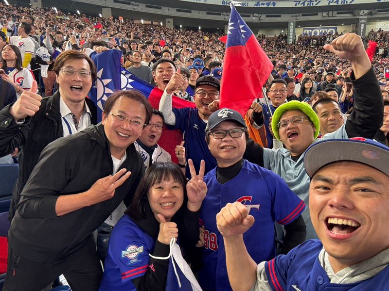 國民黨團與藍營側翼猛攻綠營「翹班看球」，但洪孟楷已連續兩天PO出在東京的照片，開心為台灣隊應援打氣。（圖／翻攝自洪孟楷臉書）