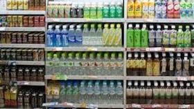 日噁男用寶特瓶裝尿放超商貨架，害客人差點喝下肚。（示意圖）